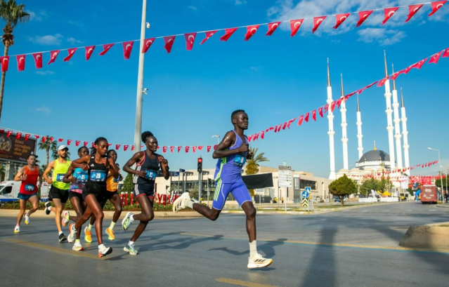 Üç Farklı Kategori, Binlerce Sporcu
konya'i sporun ve dostluğun merkezi haline getiren maraton, bu yıl da üç ana kategoride binlerce katılımcıyı ağırlayacak:

42K (Tam Maraton): Profesyonel atletlerin kıyasıya mücadele edeceği ana kategori.

10K (On Kilometre Koşusu): Orta mesafe koşucuları için ideal bir parkur.

3K (Halk Koşusu): Her yaştan konyalinin katılımına açık, coşku dolu bir etkinlik.