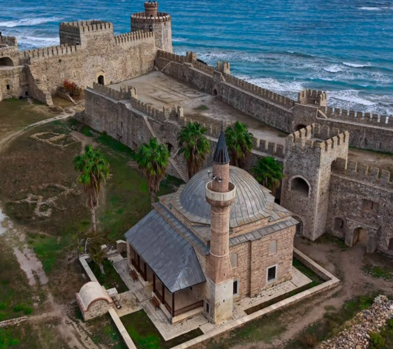 Kale, üç avlu, 39 kule ve muhteşem bir cami yapısından oluşuyor.